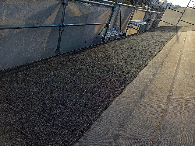 ディーズルーフィングの屋根材設置